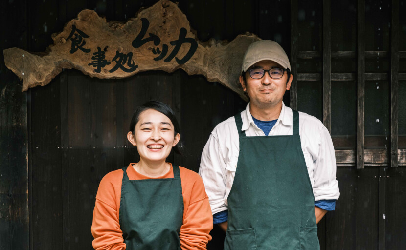 株式会社boonbonnの鈴木さん（右）と、調理担当の方。料理は日替わりで、この日はビビンバ以外にも「鹿バーグ定食」が提供されていた。