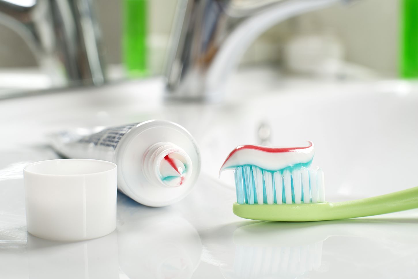 世界初の歯磨き粉ディスペンサーで環境に優しい歯磨き